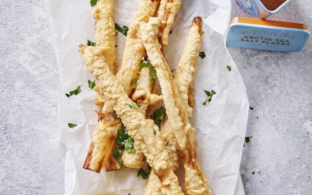 Aspergebeignets met knoflook-citroensaus