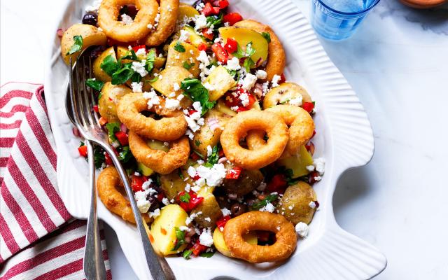 Griekse aardappelsalade met calamares