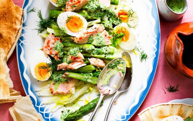 Salade van groene asperges met gepocheerde zalm en kruidendressing