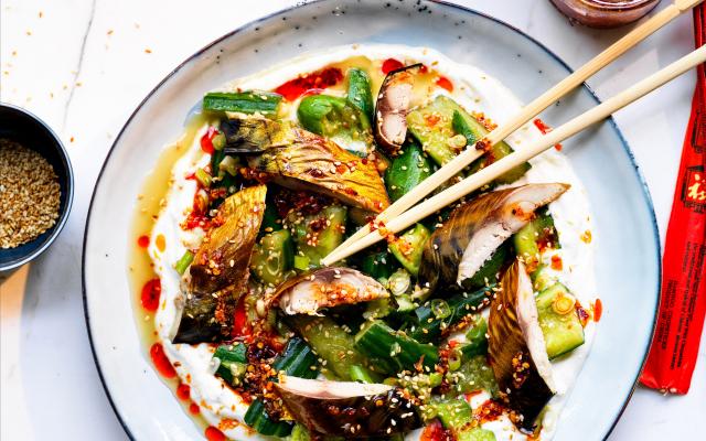Komkom­mer­salade met gerookte makreel