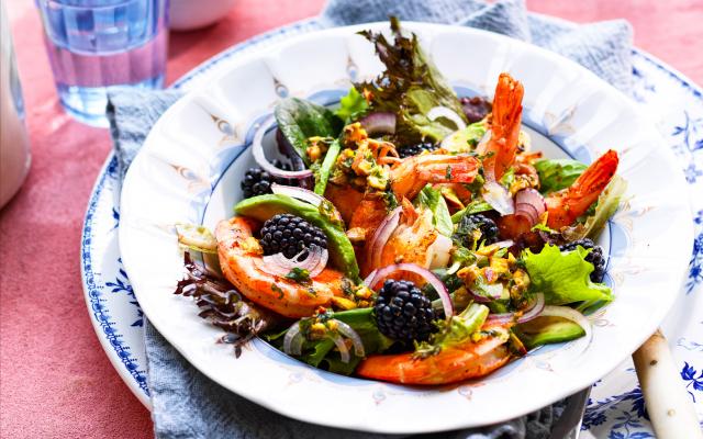 Scampisalade met braambessen en avocado