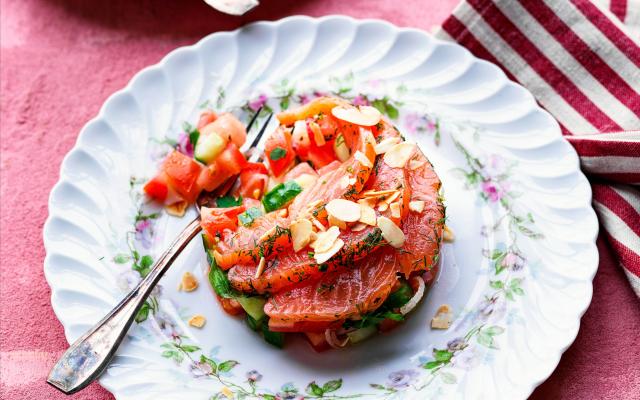 Watermeloen-komkommersalade met gravad lax