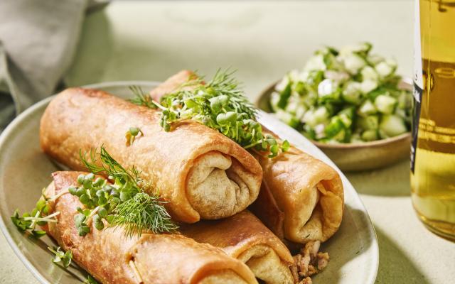 Taquitos met rundergehakt en komkommersalsa