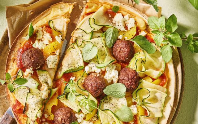 Tortillapizza met falafel