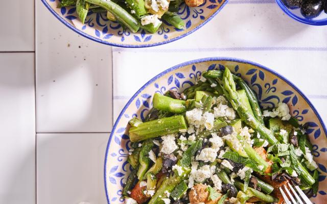 Lauwe worstjes-salade met asperges, boontjes en feta
