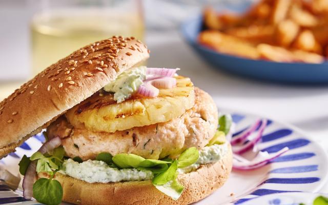 Zalmburgers met cottagecheese-dip en gegrilde ananas