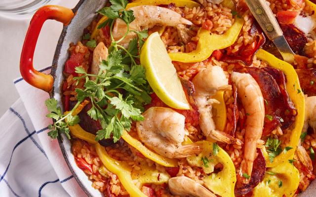 Rijstpannetje met chorizo, scampi’s en paprika