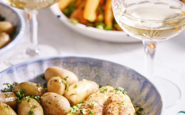 Kip in zachte mosterdsaus met wortelen en peterseliepatatjes