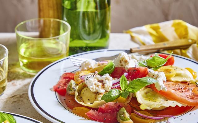 Pastasalade caprese met ­mezzelune, tomaten en burrata
