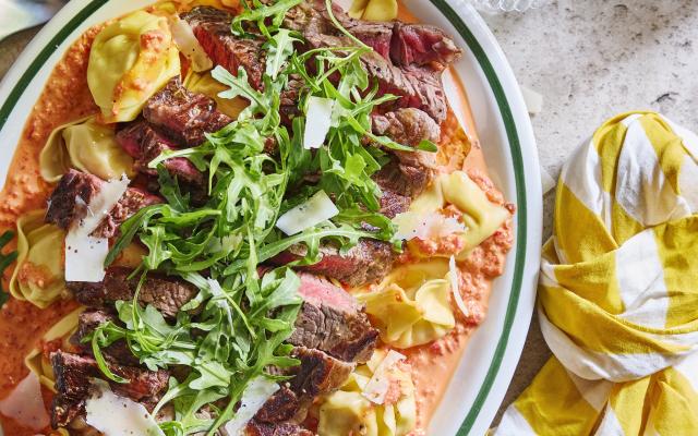 Tagliata met tortelloni en saus van geroosterde paprika’s