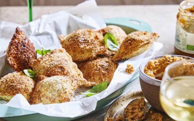 Gebakken ravioli met pestodip