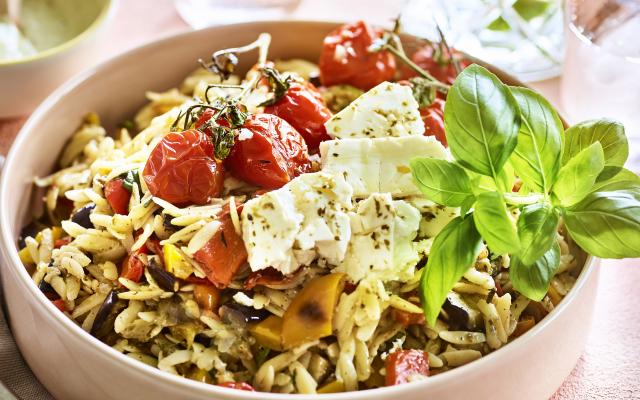 Griekse pastasalade met gegrilde groenten, ovengebakken feta en pesto-yoghurtdressing