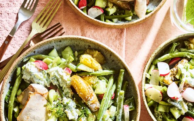 Salade van gebakken ­aardappelen met radijzen, boontjes en ­varkens­gebraad