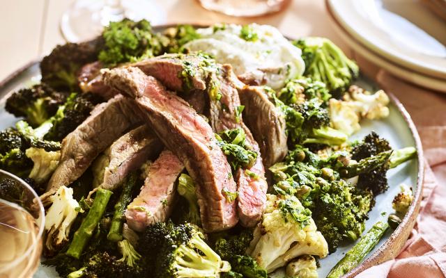 Steak met salade van gegrilde broccoli en ­asperges