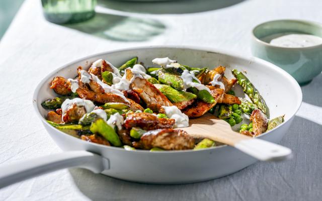 Gewokte groene asperges met gemarineerde kip en citroendressing