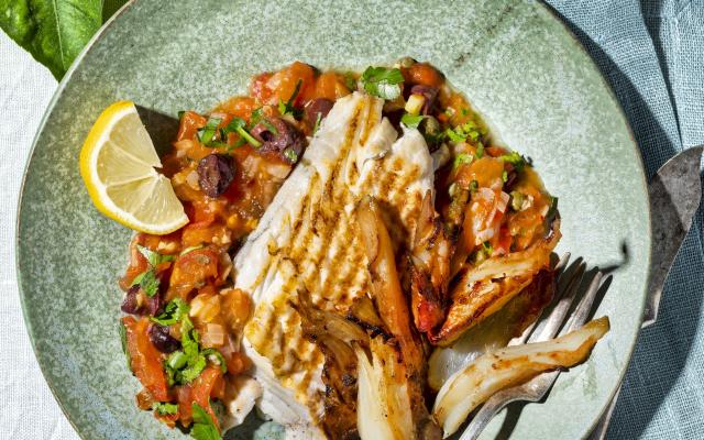 Gegrilde kabeljauw à la puttanesca