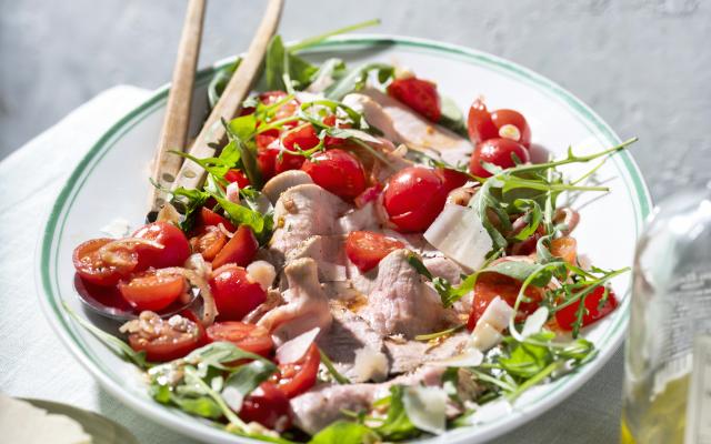 Tagliata van kalfsfilet met rucola-spinaziesalade