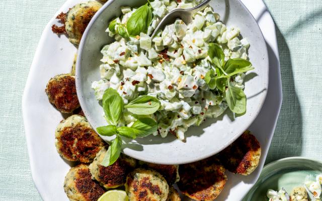 Cottagecheesebeignets met avocado-komkommersalade
