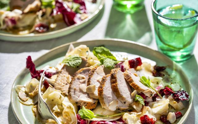 Varkenshaasje met venkel-radicchiosalade en veenbessen