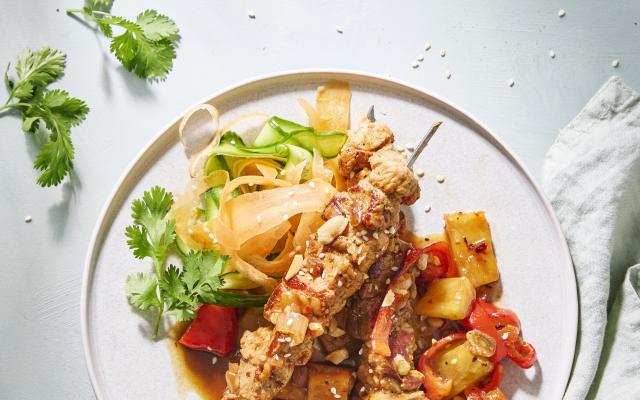Varkenshaasspiesjes met zoetzure saus en knapperige salade