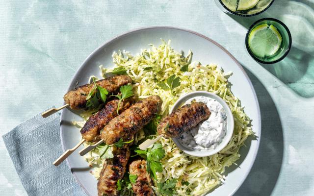 Köfte met spitskool-appelslaatje en lichte tartaarsaus