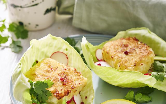 Pakketjes van wittekool met krokante schelvis en avocado
