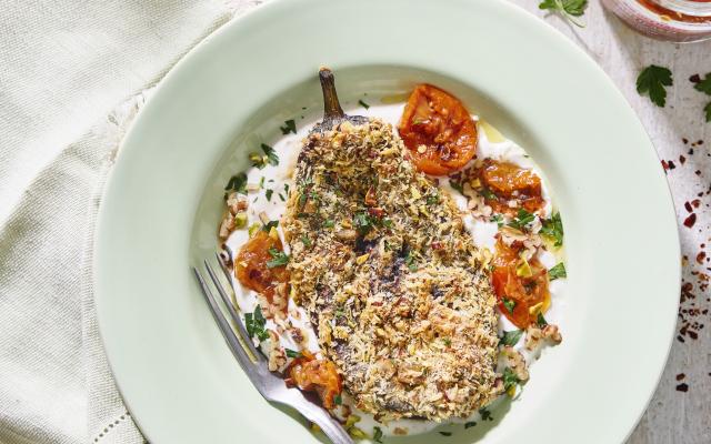 Gepofte aubergine in notenkorstje met yoghurtsaus en zongedroogde tomaatjes