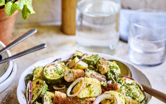 Aardappelsalade met worst, courgette en mosterd
