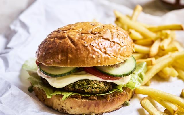 Groenteburger met frietjes