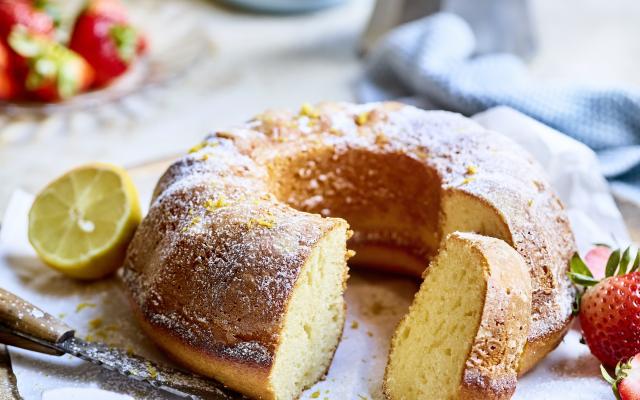 Yoghurtcake met citroen en aardbeien