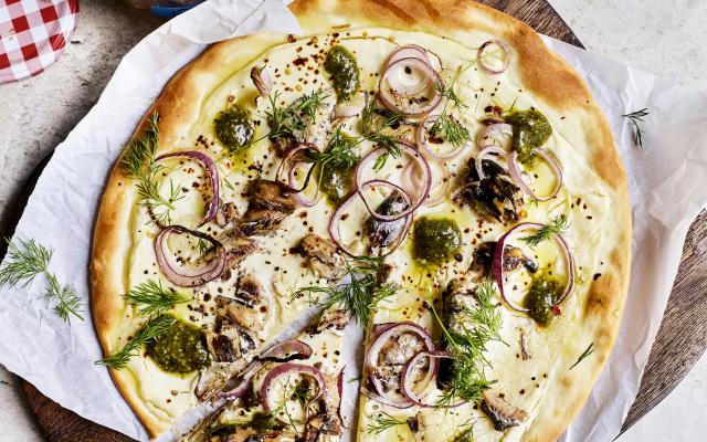 Witte pizza met sardines, roomkaas en citroen