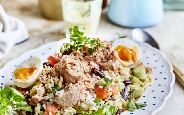 Rijstsalade met tonijn en kerriedressing