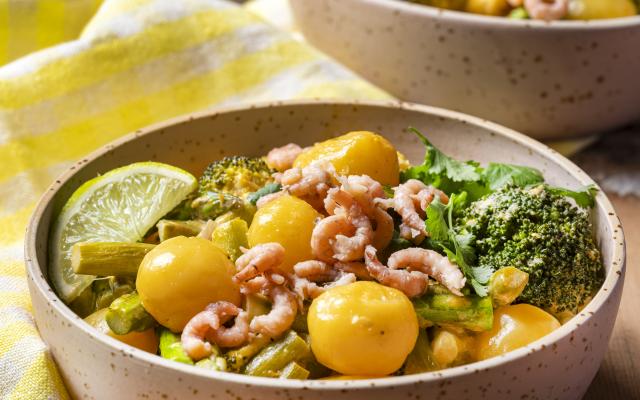 Snelle aardappelcurry met groene groenten en garnalen