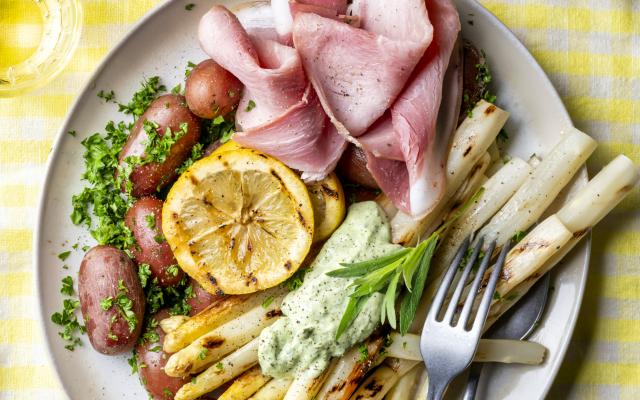 Peterseliekrieltjes met gegrilde asperges, ham en dragonmayonaise