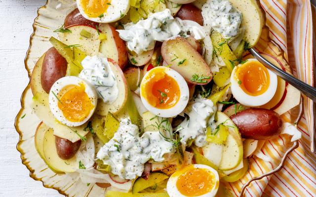 Aardappelsalade met venkel, zachtgekookt ei en augurkdressing