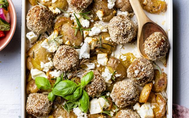 Traybake van smashed krieltjes met feta