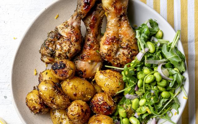Geroosterde mosterdkrieltjes met drumsticks en een groene salade