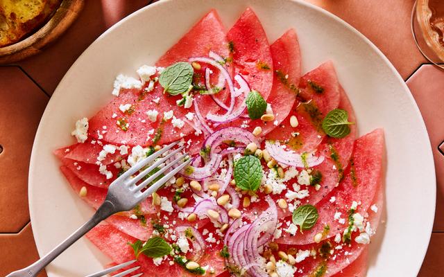 Watermeloen­carpaccio met muntolie en feta