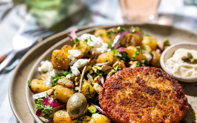 Zalmburger met groene BBQ-krieltjes en feta