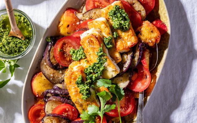 Halloumi caprese met aubergine, nectarine en tomaat