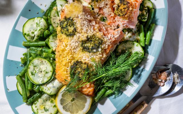 Ovenzalm met kruidenboterkorst en courgettesalade