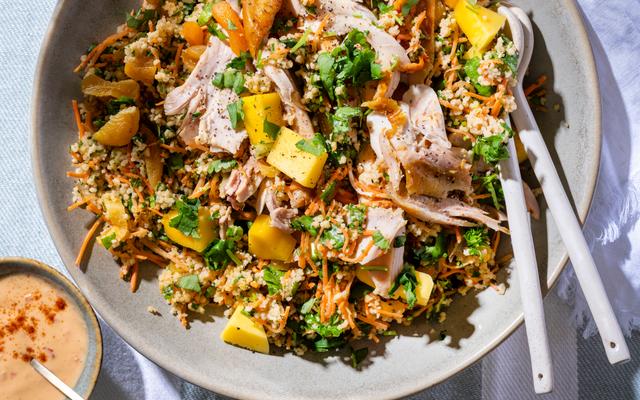 Frisse wortelcouscous met gegrilde kip en mango