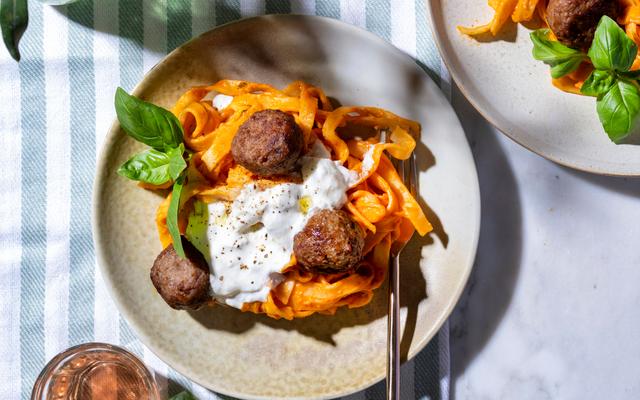 Tagliatelle met meatballs, stracciatella en basilicum