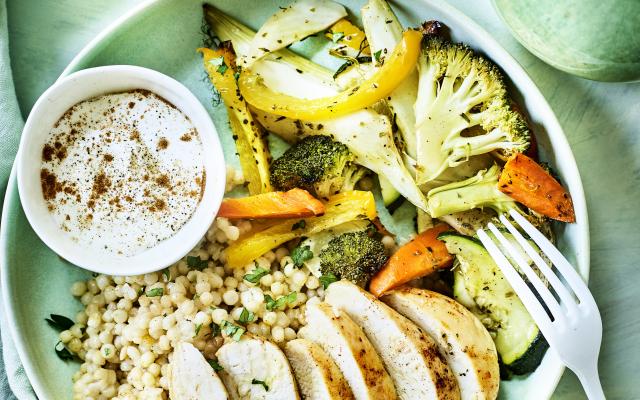 Kip baharat met parelcouscous en geroosterde groenten