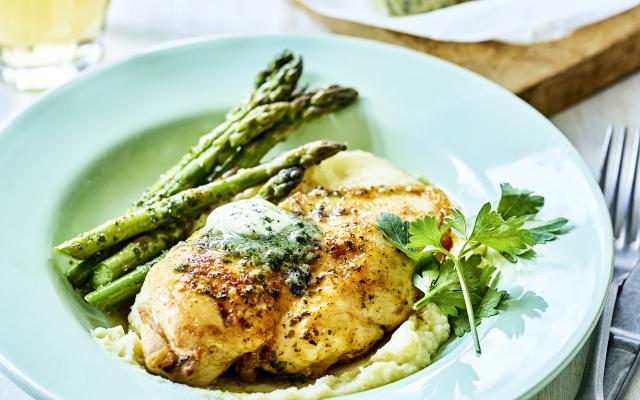 Kipfilet met huisgemaakte kruidenboter, puree en groene asperges