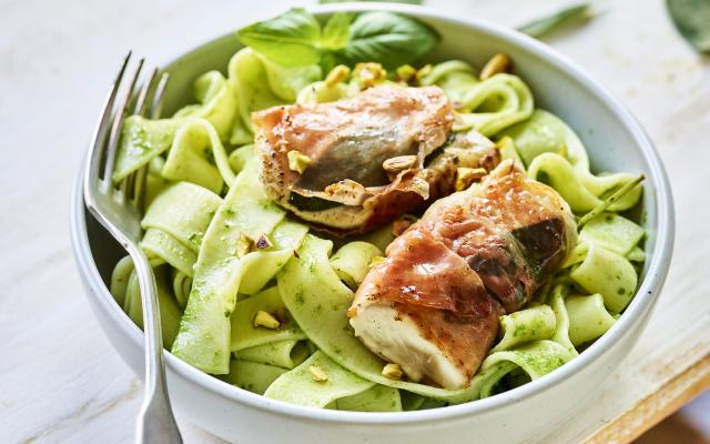 Saltimbocca alla romana van kip met salie en pasta met pistachepesto