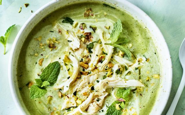 Yoghurtsoep met pulled chicken en munt