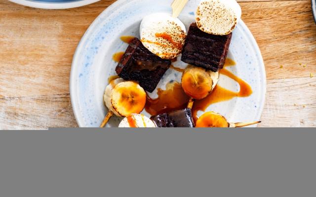Brownie-banaanspiesjes met marshmallows