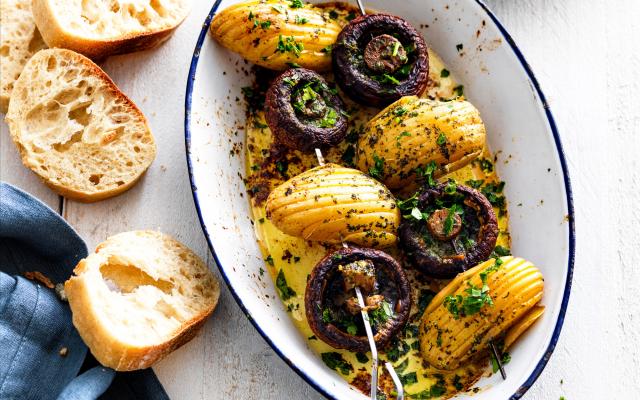 Spiesjes van hasselbackkrieltjes en champignons