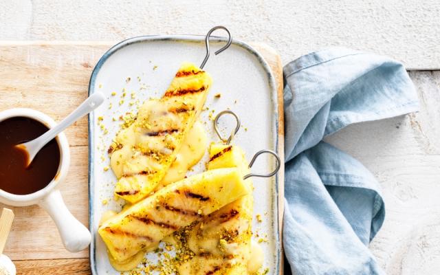 Gegrilde ananasspiesjes met witte chocolade en pistache